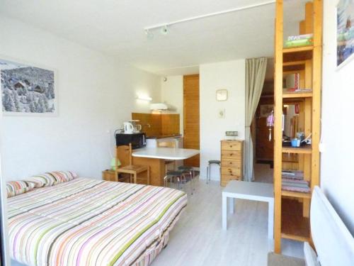 . Studio 4 pers avec balcon, pied des pistes, parking gratuit, ascenseur - FR-1-602-1