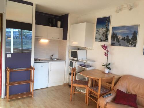 . Studio 4 pers, accès direct pistes, parking gratuit - FR-1-602-50