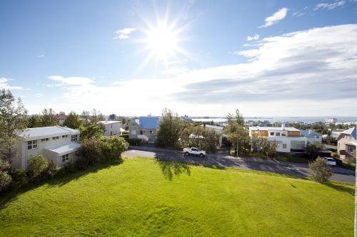 View, Overlooking the city, bright & cozy - Free Parking (A2) in Laugardalur