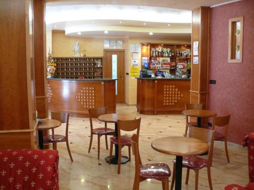 Bar/ Salón, Albergo Casa Del Pellegrino in Monte Sant'Angelo