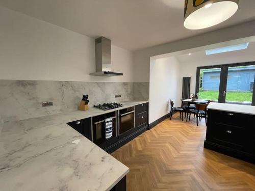 Cheerful 2 bed house on Causeway Coastal Route with parking in เบลล์วิว