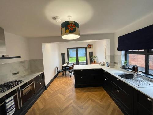 Cheerful 2 bed house on Causeway Coastal Route with parking in เบลล์วิว