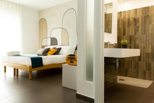 1 queen bed, 1 twin bed