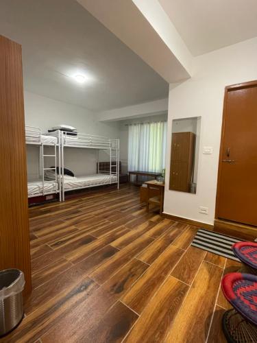 2 bunk beds