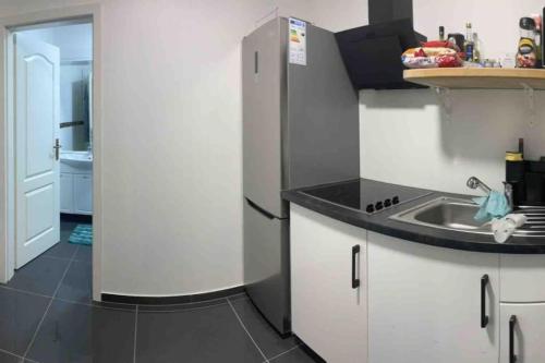 Zimmer 2 mit zwei Einzelbetten, gemeinsame Küche und Bad,waschen möglich
