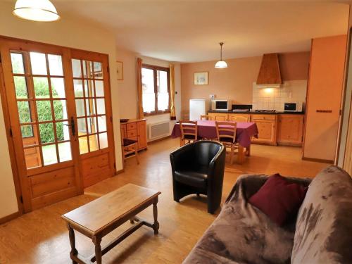 Appartement lumineux 75m² pour 4, coeur Arêches, terrasse, 2 chambres, parking privé, proche tout