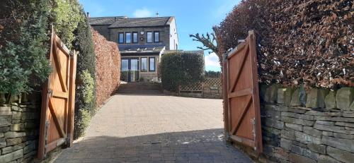 Lane End Cottage Holmfirth - Panoramic Views, Modernised with offroad parking