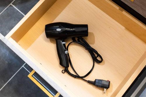 Professionals-Restaurants-FastWiFi-A C-Desk- Pets