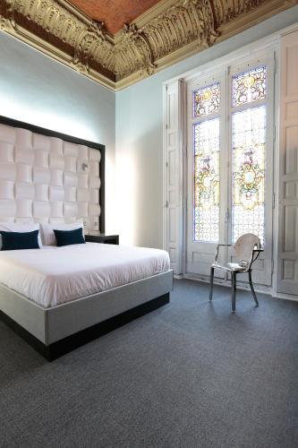 Double Room with Balcony image 9