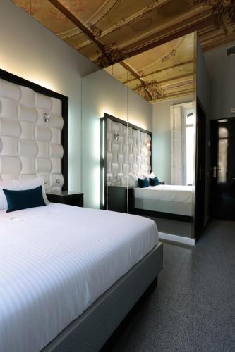 Double Room with Balcony image 6