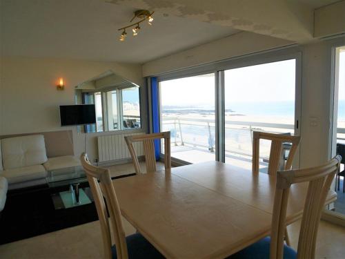 Quiberon: Appartement 3 pièces avec balcon et parking près du centre - image 4