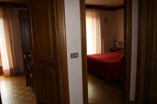 1 queen bed, 2 twin beds