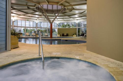 مسبح, فندق بونبيري كومبانا باي (Bunbury Hotel Koombana Bay) in بانبورى