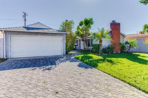 4 bedroom house with a pool