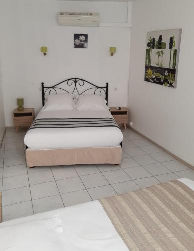 1 queen bed, 1 sofa bed