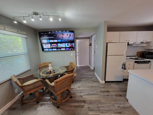 Walk To Siesta Beach, Restaurants, Shopping & More!, Sarasota