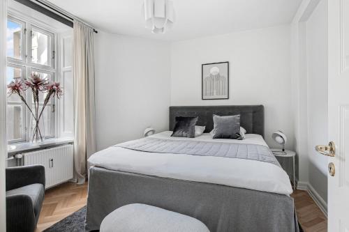 Bright and Spacious Apartment Close to the Queen's palace - image 7