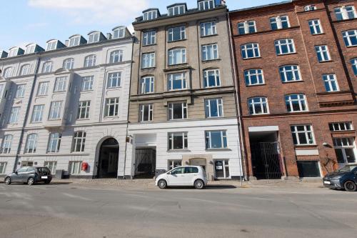 Bright and Spacious Apartment Close to the Queen's palace - image 12