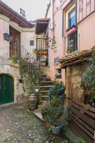 Opera Suites - Il sentiero della felicità (Opera Suites - Il sentiero della felicita) in Mazzano Romano