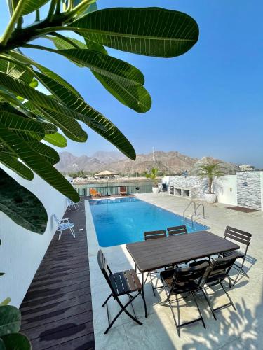 Iconic 4-bedroom villa with pool in Fujairah Palm