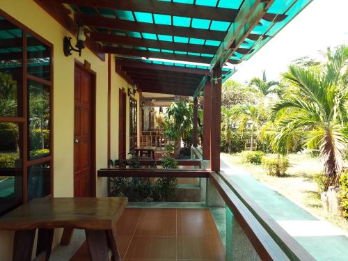 Lanta Riviera Beach Resort - 출입구