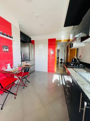 2min to Casa Finance City, Fiber, 110m2, Park free, PS4, IPTV, Netflix and many more in 실