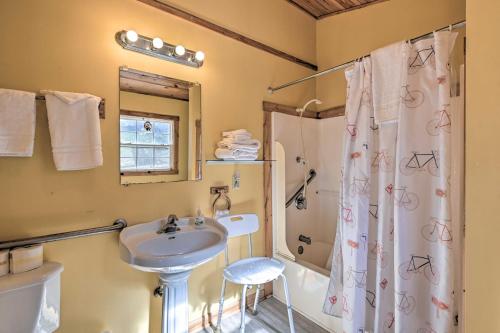 Bryson City Gone Biking Cabin with Porch and Spa - image 10