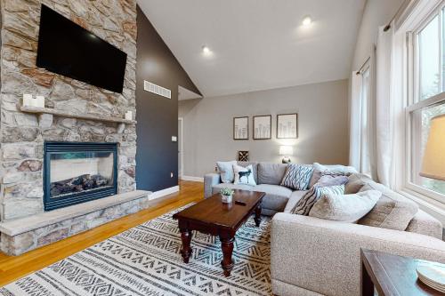 6 Fieldstone Ct in Lake Harmony, USA