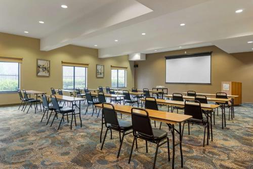 Best Western Plus Lacey Inn & Suites - image 9