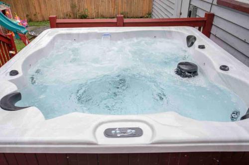 ~Ranch W/ Hot Tub~ by Arprt/Dtwn/UofR/RIT W/AC - Apartment - Rochester