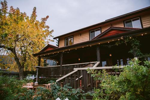 Exterior view, Salt Spring Inn near Sonia Studio
