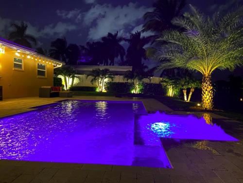 New! Waterfront Heated Pool & Jacuzzi 2 mi to Beach - Fishing Pier Relaxing SPA & Hammock in Fort Lauderdale, USA