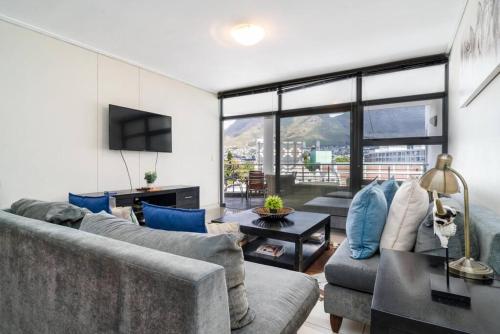 2 Bedroom - Nightlife explorer