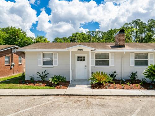 B&B Jacksonville - Adorable 2bed1bath Unit Sleeps 4 Close To Town Center Downtown Beach Mayo Clinic - Bed and Breakfast Jacksonville