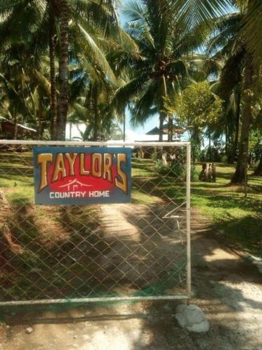 Taylor's Country Home- The Grande by Taylor's Traveller's Inn Second Floor in Catarman