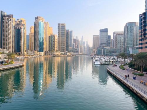 Luxury Room with Marina view close to JBR Beach and Metro with Shared Kitchen, Dubai (photo 9)