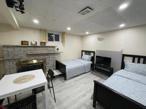 Cozy Private Guest Suite 2Rooms 2Beds 1 bath 1 Kitchenette near all amenities in Lower Unit of a house