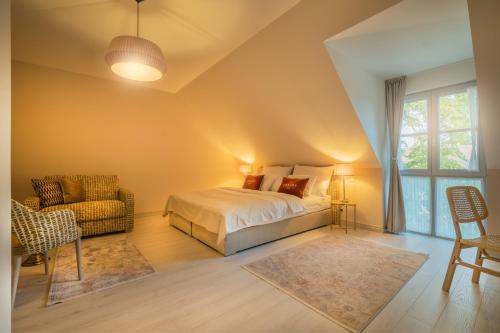 1 queen bed, 1 sofa bed