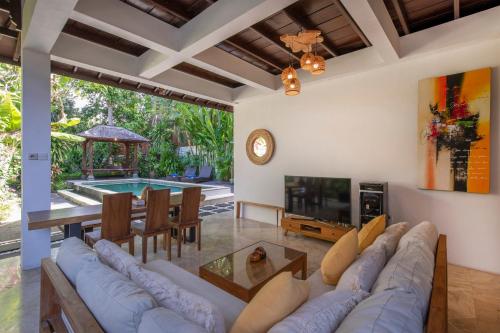 Villa Lunacasa, Modern Comfort in Balinese Style, 500m to beach