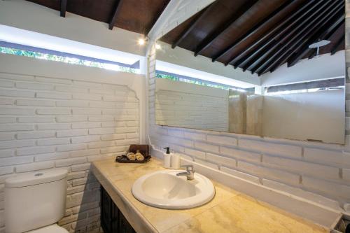 Villa Lunacasa, Modern Comfort in Balinese Style, 500m to beach