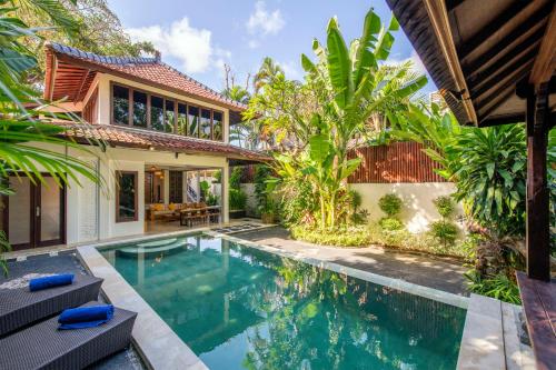 Villa Lunacasa, Modern Comfort in Balinese Style, 500m to beach