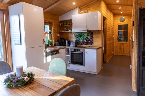Kitchen, Chalet "Waldhauszeit" am See in Mucke