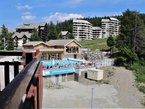 Appartement cosy 2 pieces avec balcon et acces piscine a Risoul - FR-1-330-164 in Ризул