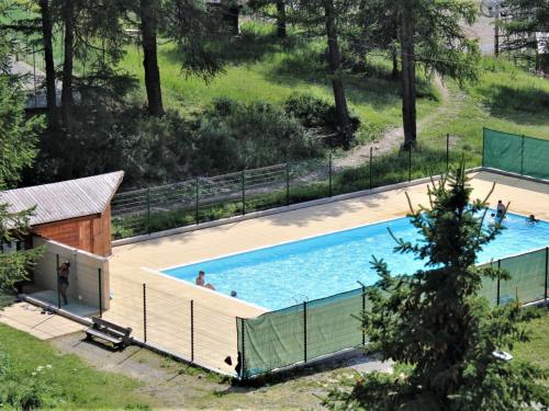 Appartement cosy 2 pieces avec balcon et acces piscine a Risoul - FR-1-330-164 in Ризул