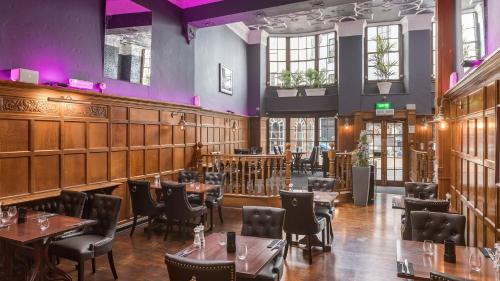 ห้องอาหาร, เดอะ รอยัล แอนด์ ฟอร์เทสคิว โฮเต็ล (The Royal & Fortescue Hotel) in บร์นสเต็ปเพิล