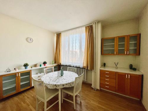 Bright & Spacious 2BD Flat with Balconies - Near Mall of Sofia by Flat Mаnager, Sofia (Foto 6)