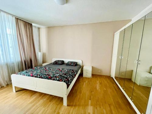 Bright & Spacious 2BD Flat with Balconies - Near Mall of Sofia by Flat Mаnager, Sofia (Foto 10)