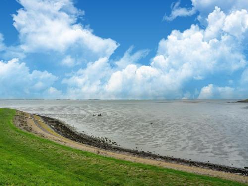 Nas proximidades, Relaxing Nature Retreat w Beach in Tholen