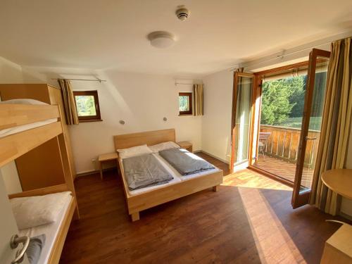 1 queen bed, 2 bunk beds