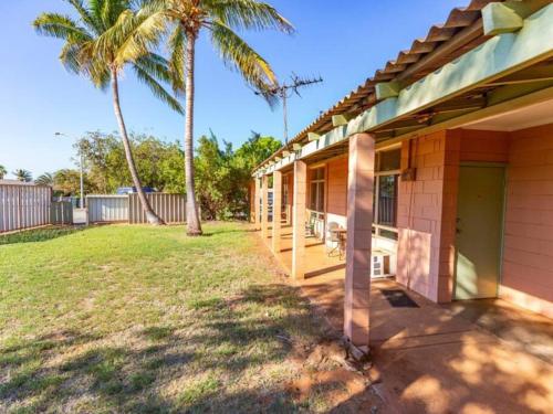 Cosy unit by the beach